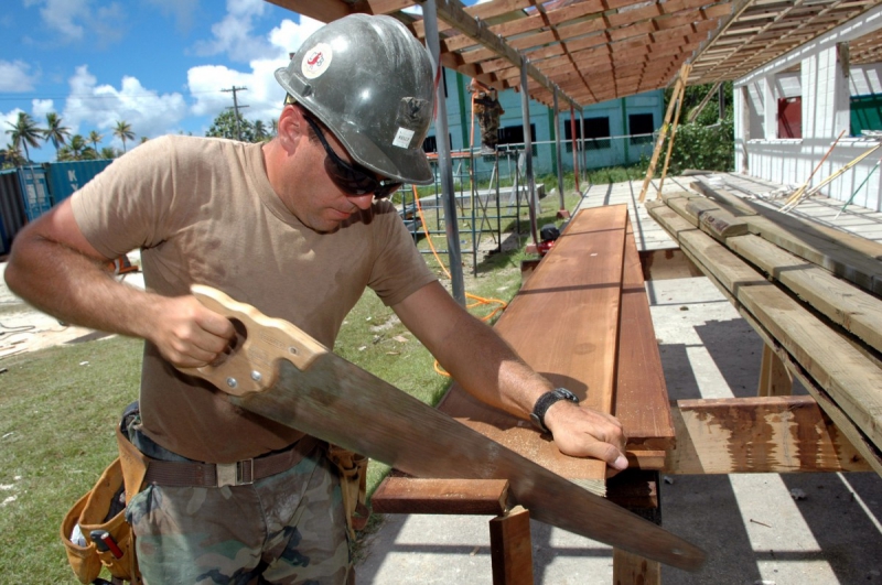 charpentier-MONTMEYAN-min_worker_construction_building_carpenter_male_job_build_helmet-893290